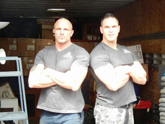 déménageurs de Déménagement AR Masson les bras croisés devant un camion de déménagement